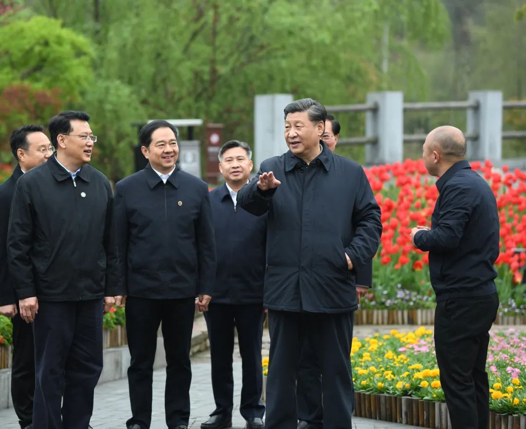 ↑2020年3月30日,中共中心总书记、国度主席、中心军委主席习近平在浙江省安吉县天荒坪镇余村观察,领会该村多年来践行“绿水青山就是金山银山”理念、鞭策绿色生长产生的伟大转变。新华社记者 申宏 摄