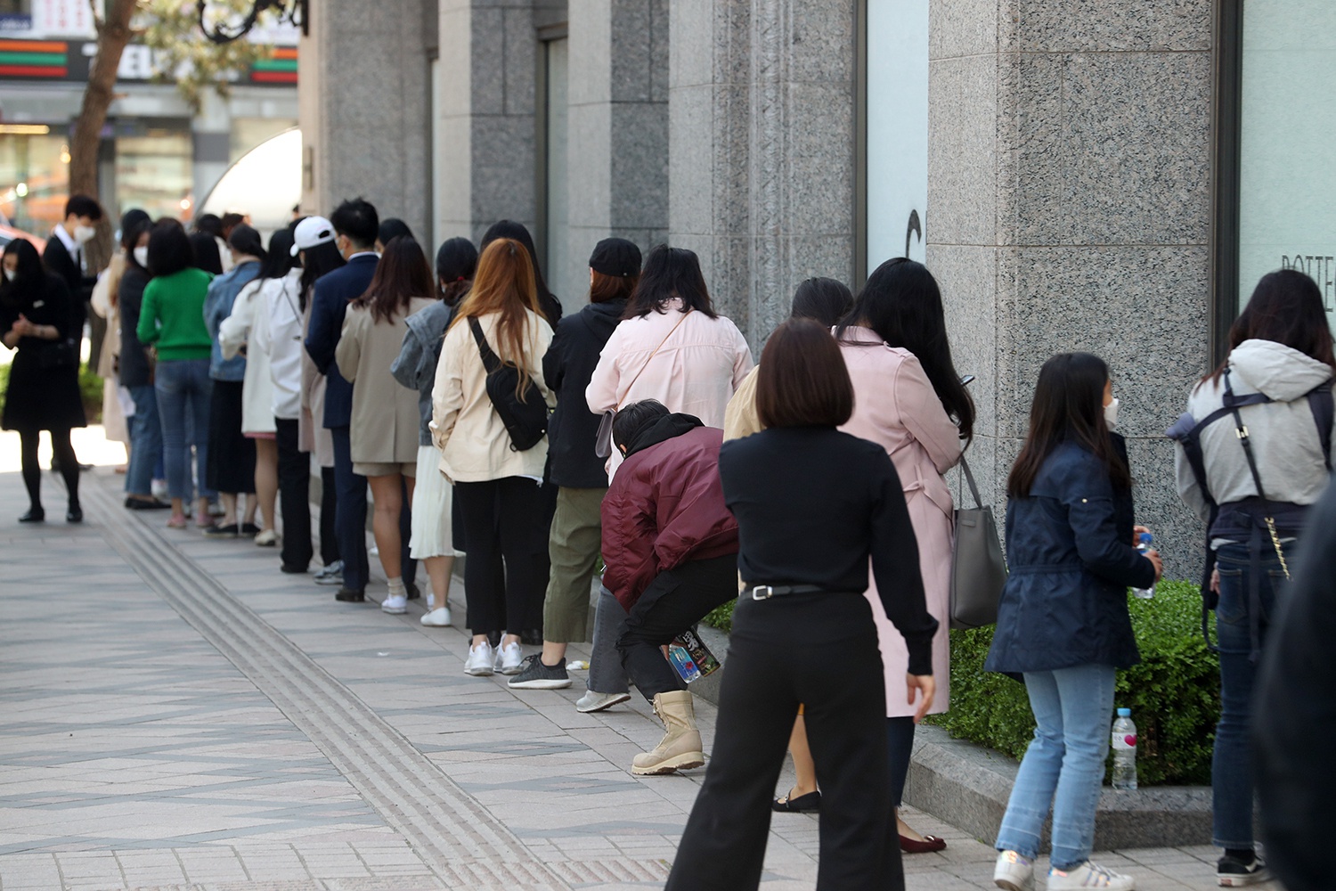韩国市民排长队抢购奢侈品(metro网站)