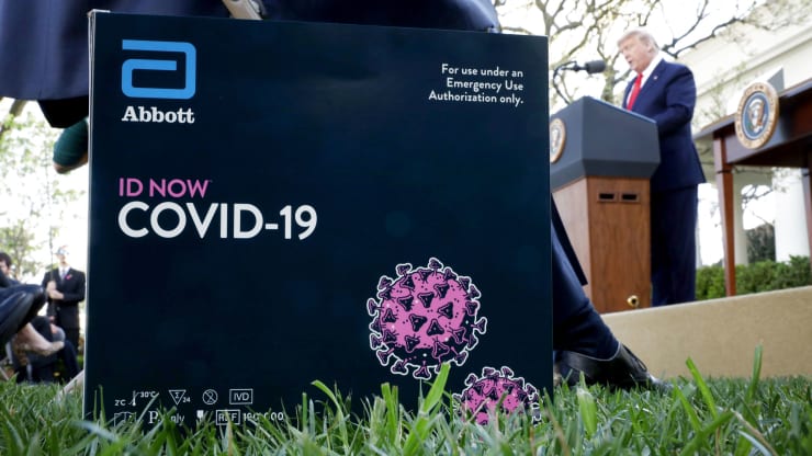 图为特朗普在白宫介绍雅培测试。（图：Getty）