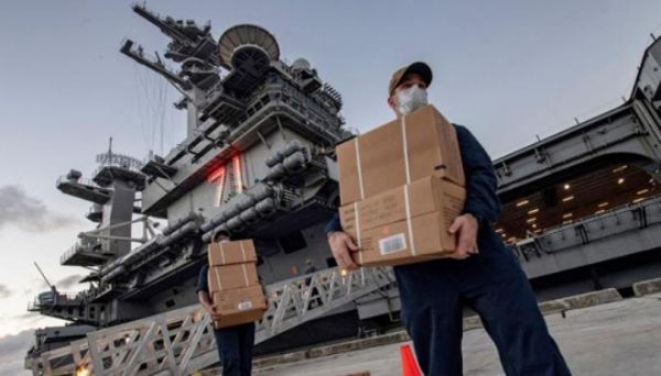 “罗斯福”号航母上的舰员在为岸上隔离人员运送食物（美国雅虎新闻网站）