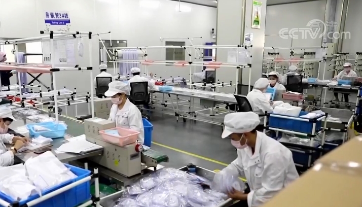 疫情下呼吸机产品变得炙手可热 工人加班加点成