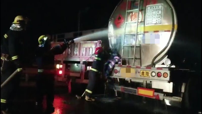 凌晨，载有33吨柴油的油罐车被“划”出30厘米的