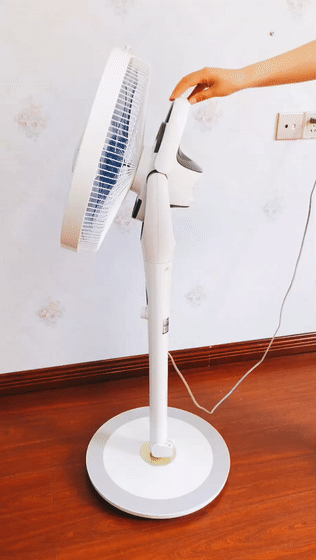 轻触提手,即可自由控制仰俯角度