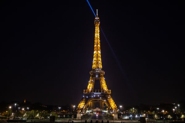 图为法国巴黎埃菲尔铁塔。新华社发