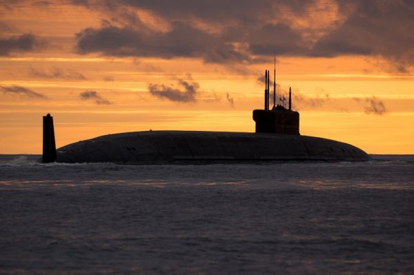 资料图片:俄海军“弗拉基米尔大公”号战略核潜艇海试资料图。(俄国防部官网)