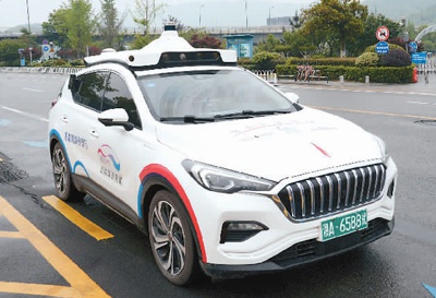 在湖南长沙梅溪湖国际文化艺术中心附近的环湖路上，一辆自动驾驶出租车停靠在路边。陈振海摄（新华社发）