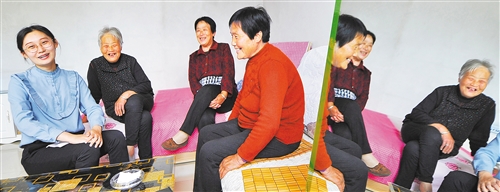 ▼台北村第一书记郭子涵(左一)在村民家走访.