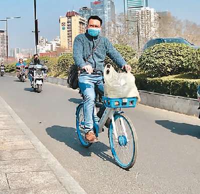 南京市民在骑哈啰单车出行。（哈啰出行供图）