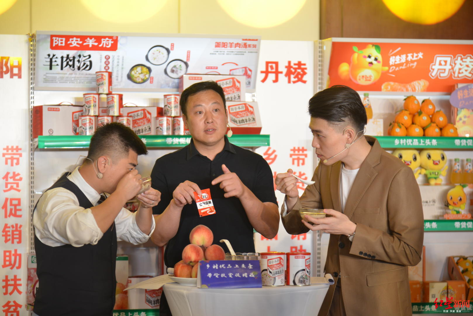 ▲简阳市人民当局副市长罗胤在现场直播带货