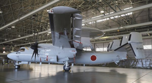 资料图片：日本空自引进的美制E-2D预警机。（日本《每日新闻》网站）