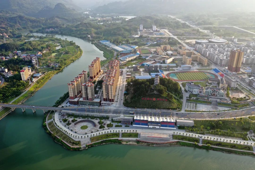 这是广西环江毛南族自治县县城风貌(2020年5月14日摄,无人机照片)。新华社记者 陆波岸 摄