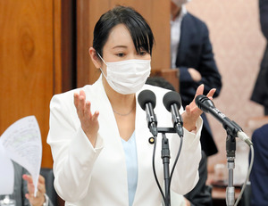 无视疫情聚众赌博！安倍心腹丑闻曝光后请辞