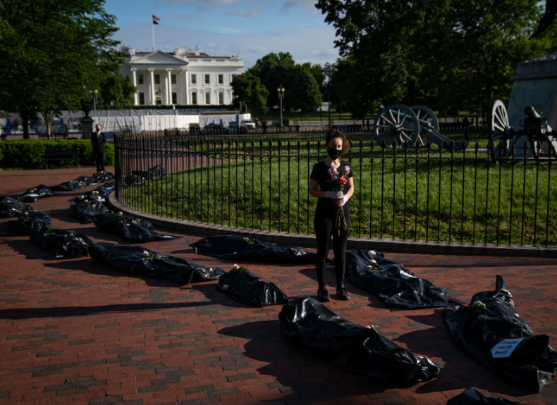 美抗议者在白宫外放装尸袋办“葬礼” 问责抗疫