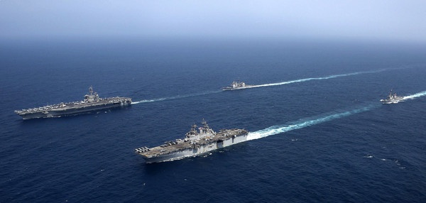 资料图片：美海军航母与两栖攻击舰联合编队航行资料图。（美海军官网）
