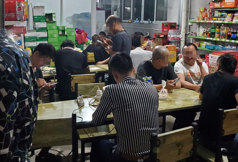 ▲夜晚,来自全国各地的客商聚集在一家小卖部