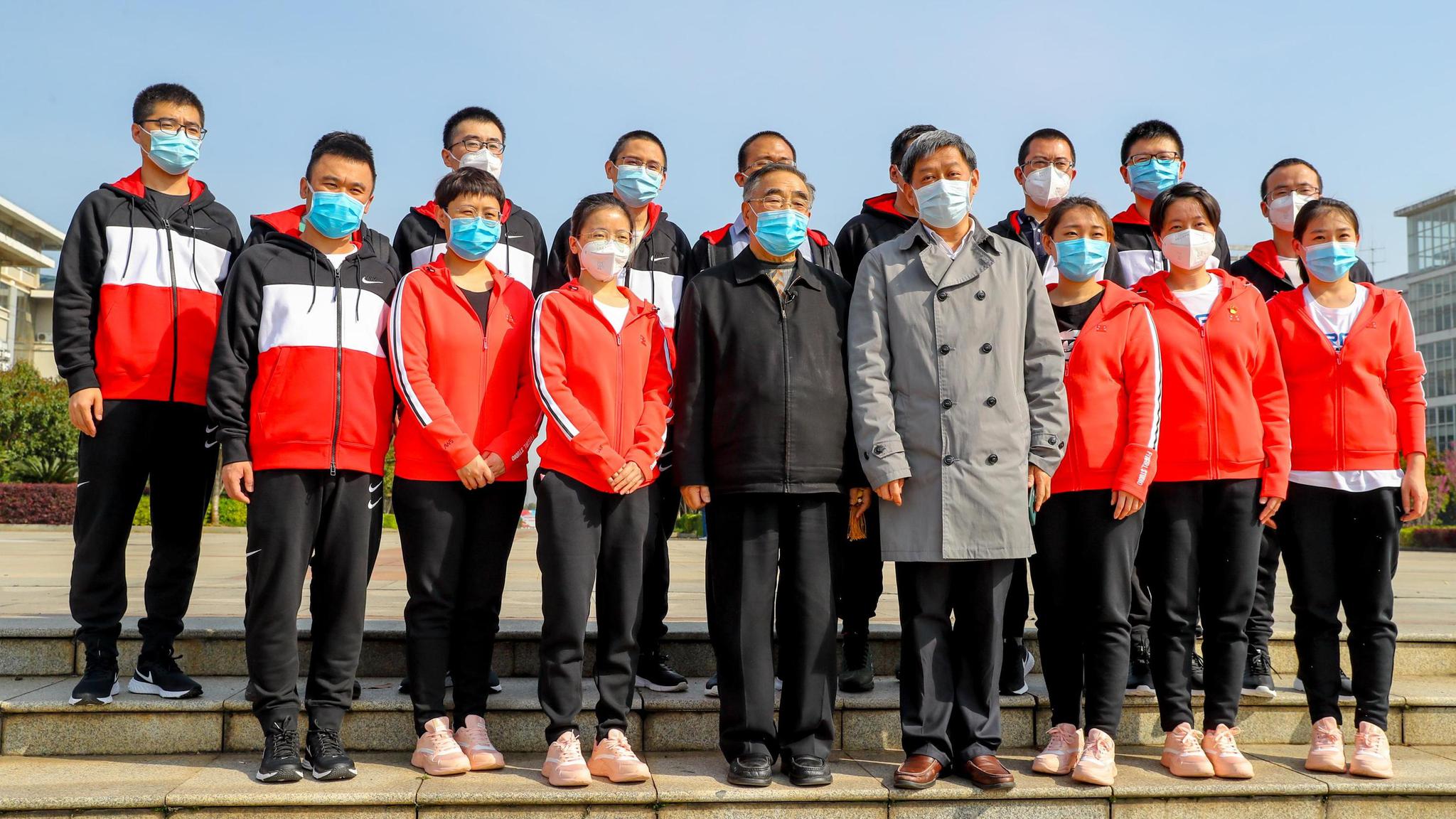 △张伯礼(前排左四)与增援湖北医疗队合影(图片泉源:人民视觉)