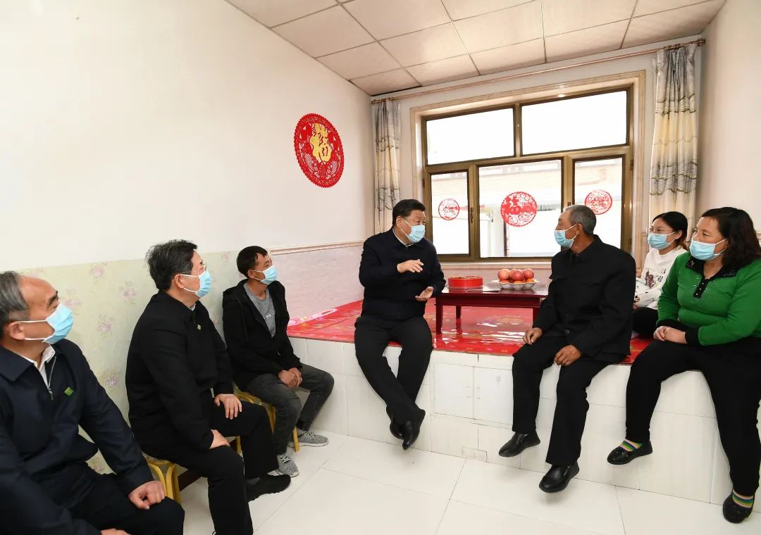 2020年5月11日下午,习近平在山西省大同市云州区西坪镇坊城新村,同搬迁户白高山一家人坐在炕沿儿上拉家常。新华社记者 谢环驰 摄