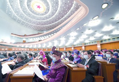 5月22日,十三届全国人大三次会议在北京人民大会堂开幕,代表在认真听会。 新华社发