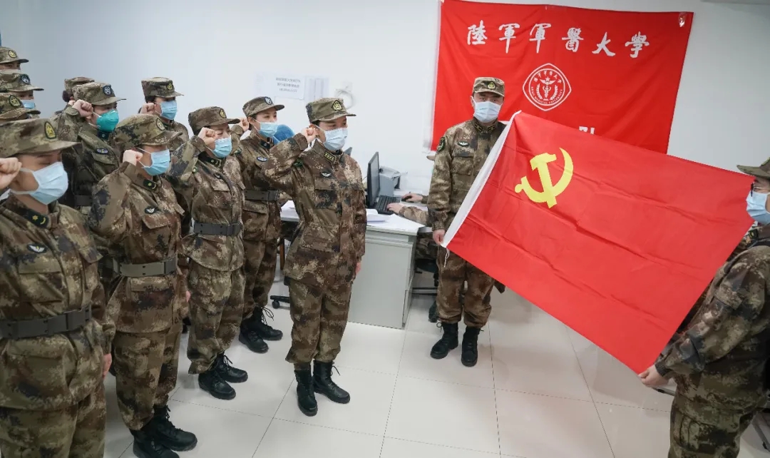 2020年2月1日,在武汉金银潭医院,陆军军医大学医疗队队员在党旗前宣誓。新华社记者 程敏/摄
