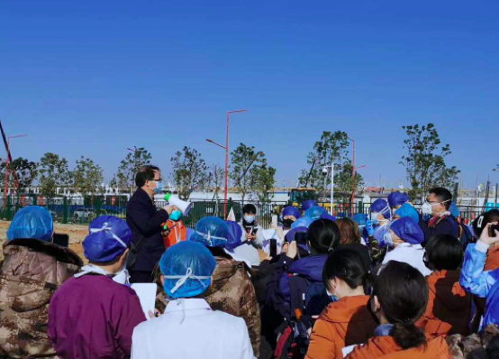 吴安华在武汉雷神山医院给医护人员做防感染培训