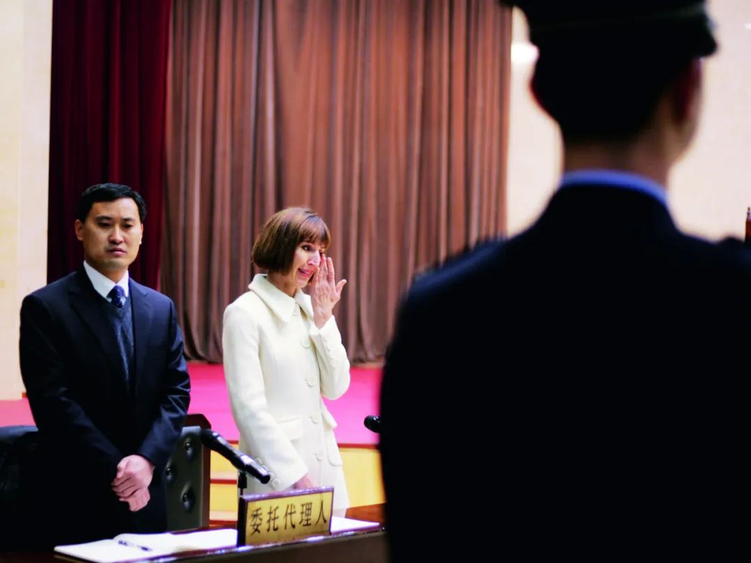 2013年2月3日，“疯狂英语”创始人李阳离婚案在北京市朝阳区法院宣判。法院认定李阳家庭暴力行为成立，判决准予李阳和妻子李金（左二）离婚。图/视觉中国