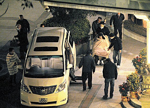 2011年2月5日晚上,何鸿燊离开四姨太家,由看护和保镖护送上车。