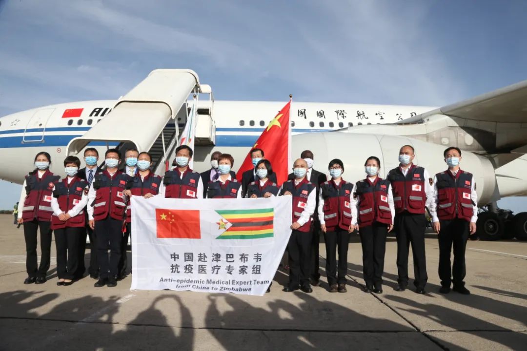 ▲5月11日,在津巴布韦首都哈拉雷的罗伯特·穆加贝国际机场,中国抗疫医疗专家组成员合影。新华社记者 张玉亮 摄