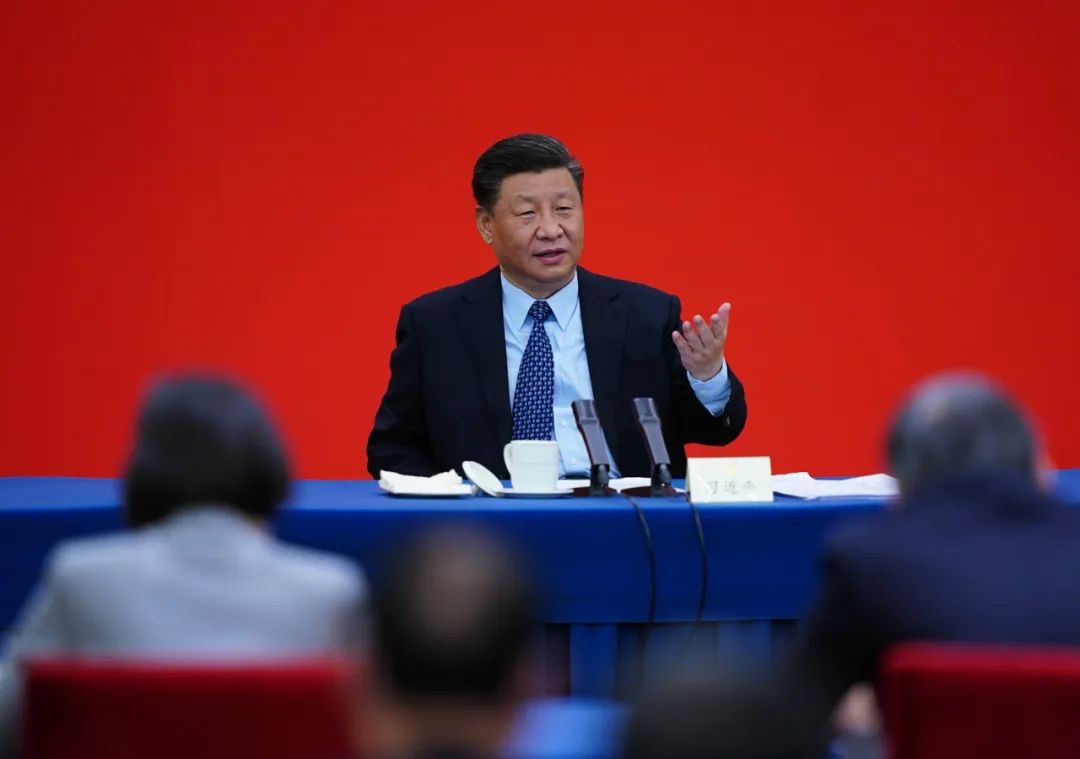 5月23日上午,习近平探望了加入天下政协十三届三次集会的经济界委员,并加入联组会,听取意见和发起。