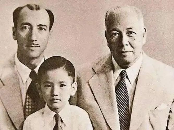  何鸿燊出生于香港赫赫有名的何氏家族，从左至右分别为：何鸿燊的三哥何鸿展、幼年时期的何鸿燊、何鸿燊的父亲何世光