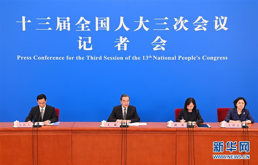 5月24日,十三届世界人大三次聚会在北京人民大会堂举行视频记者会,国务委员兼外交部长王毅就中海外交政策和对外相干回答中外记者提问。 新华社记者 陈晔华 摄