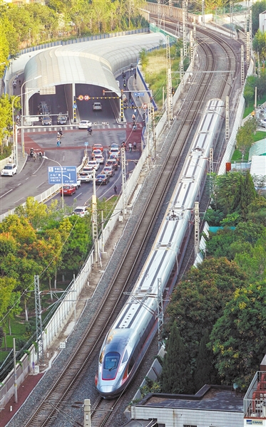 2019年9月26日,京雄城际铁路北京西至北京大兴国际机场段开通运营,游客从北京西站乘坐高铁,最快28分钟抵达北京大兴国际机场。新华社记者 邢广利摄