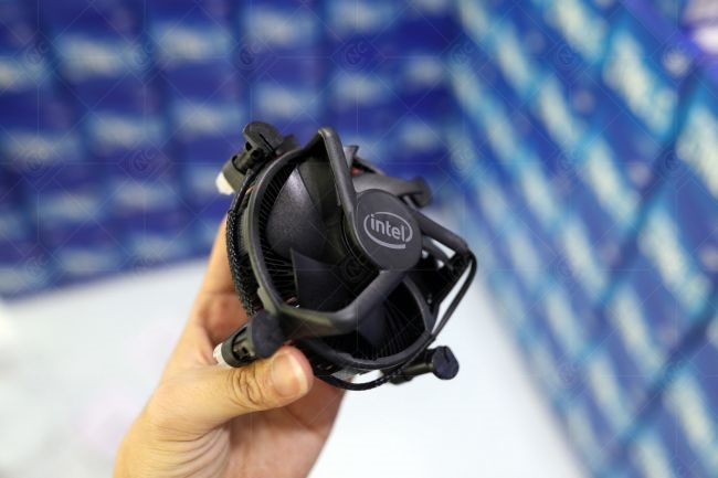英特尔十代酷睿原装散热器升级：铜芯导热，黑化设计