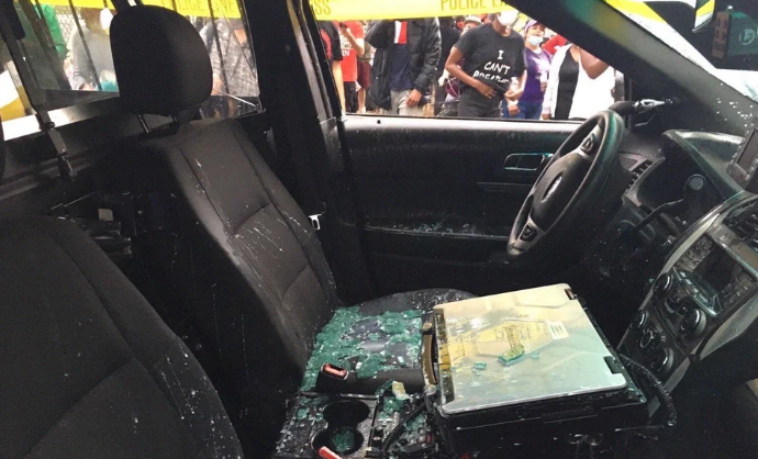 浓烟滚滚！美国骚乱警察发射橡皮子弹 民众怒砸