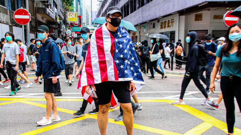 香港有人身披美国国旗(Getty Images)