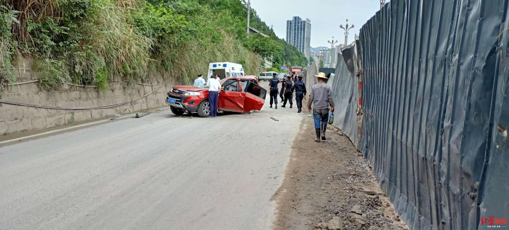 九寨沟地震现场：车辆被滚落石块砸中-新闻中心-中国宁波网