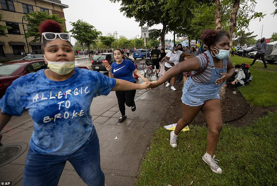 浓烟滚滚！美国骚乱警察发射橡皮子弹 民众怒砸