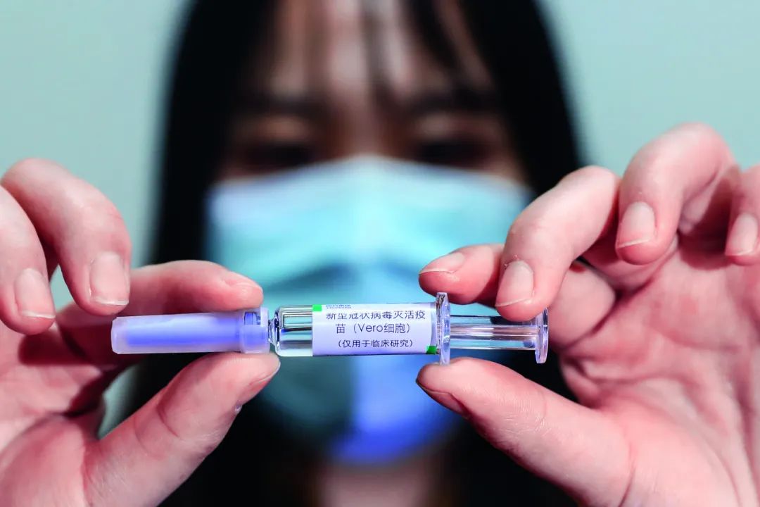 4月10日,工作人员在国药集团中国生物新冠疫苗生产基地展示新型冠状病毒灭活疫苗样品。图/新华