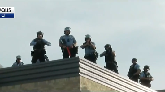 骚乱现场,美警察用防暴枪指向抗议人群 来源:视频截图