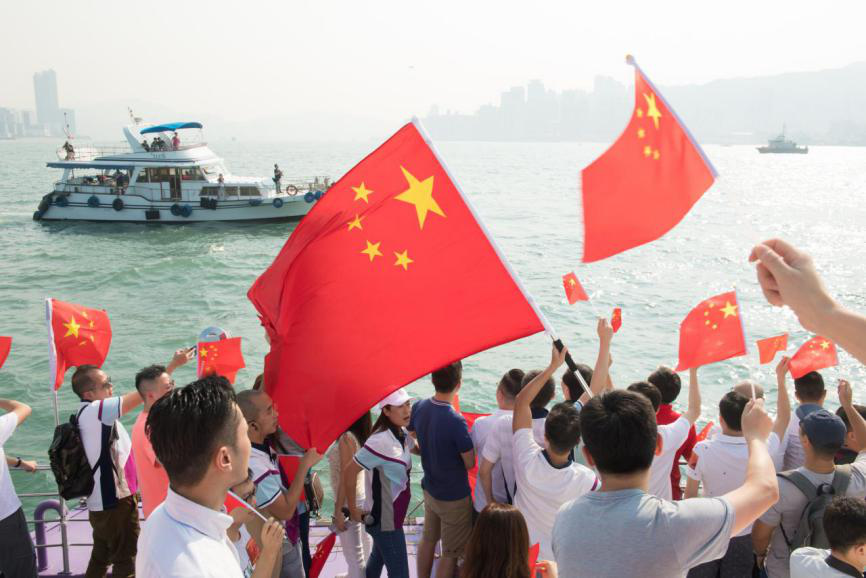 2019年10月1日,约300名香港市民在维多利亚港,以游船方法庆贺新中国建立70周年。新华社记者 翁忻旸 摄