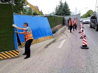 南京扬子江大道施工工地发生塌陷 车辆目前仍拥