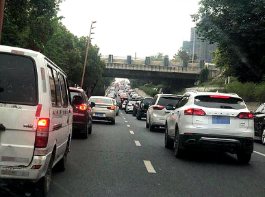 南京扬子江大道施工工地发生塌陷 车辆目前仍拥