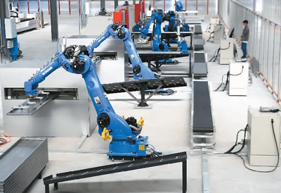 在江西省新余市新兴工业产业园一家电梯制造企业，工业机器人在自动化生产线上作业。该公司生产线全部实行自动化智能生产，所有操作由工业机器人完成。
