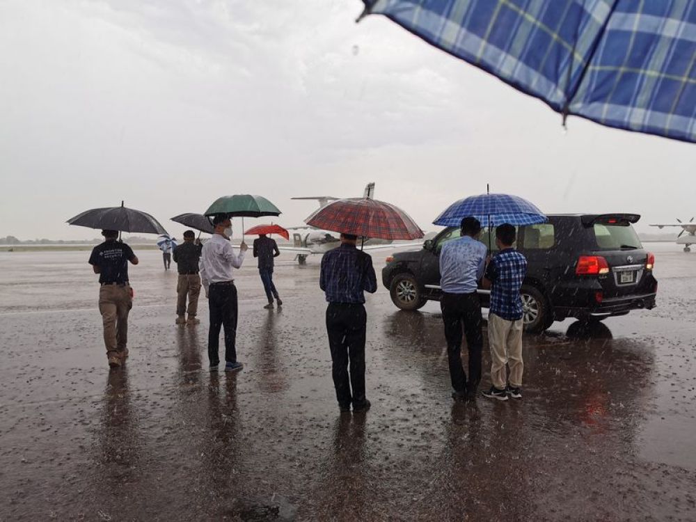 4月27日，救援组在朱巴机场雨中等待救援飞机到来。刘新凯摄