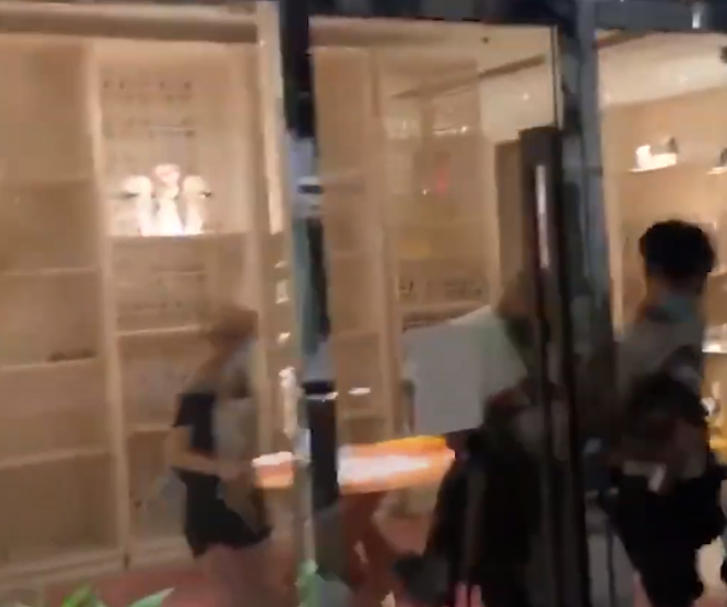 美国参与示威的黑人们自己也开始杀无辜的平民了!