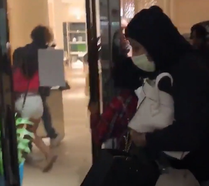 美国参与示威的黑人们自己也开始杀无辜的平民了!