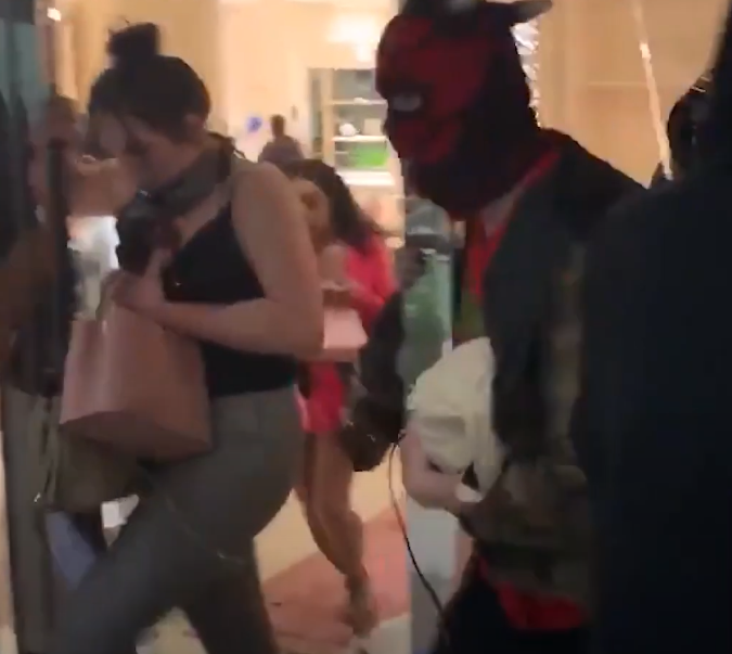 美国参与示威的黑人们自己也开始杀无辜的平民了!