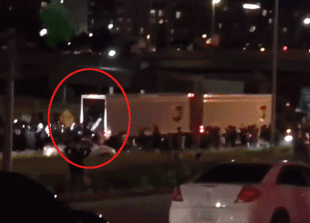 美国参与示威的黑人们自己也开始杀无辜的平民了!