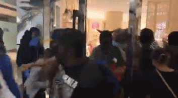 美国参与示威的黑人们自己也开始杀无辜的平民了!