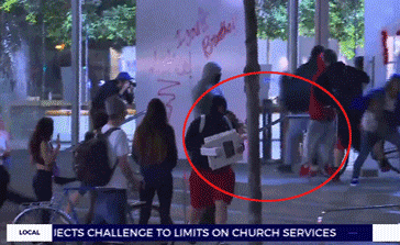 美国参与示威的黑人们自己也开始杀无辜的平民了!