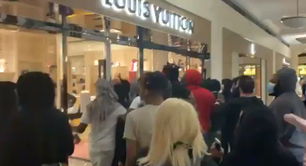 美国参与示威的黑人们自己也开始杀无辜的平民了!